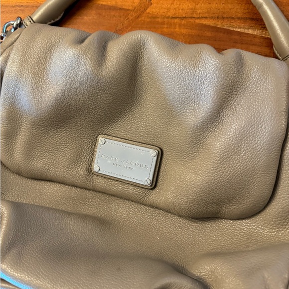 Marc Jacobs Gray pebbled Bag with silver hardware and top handle crossbody - Picture 2 of 8